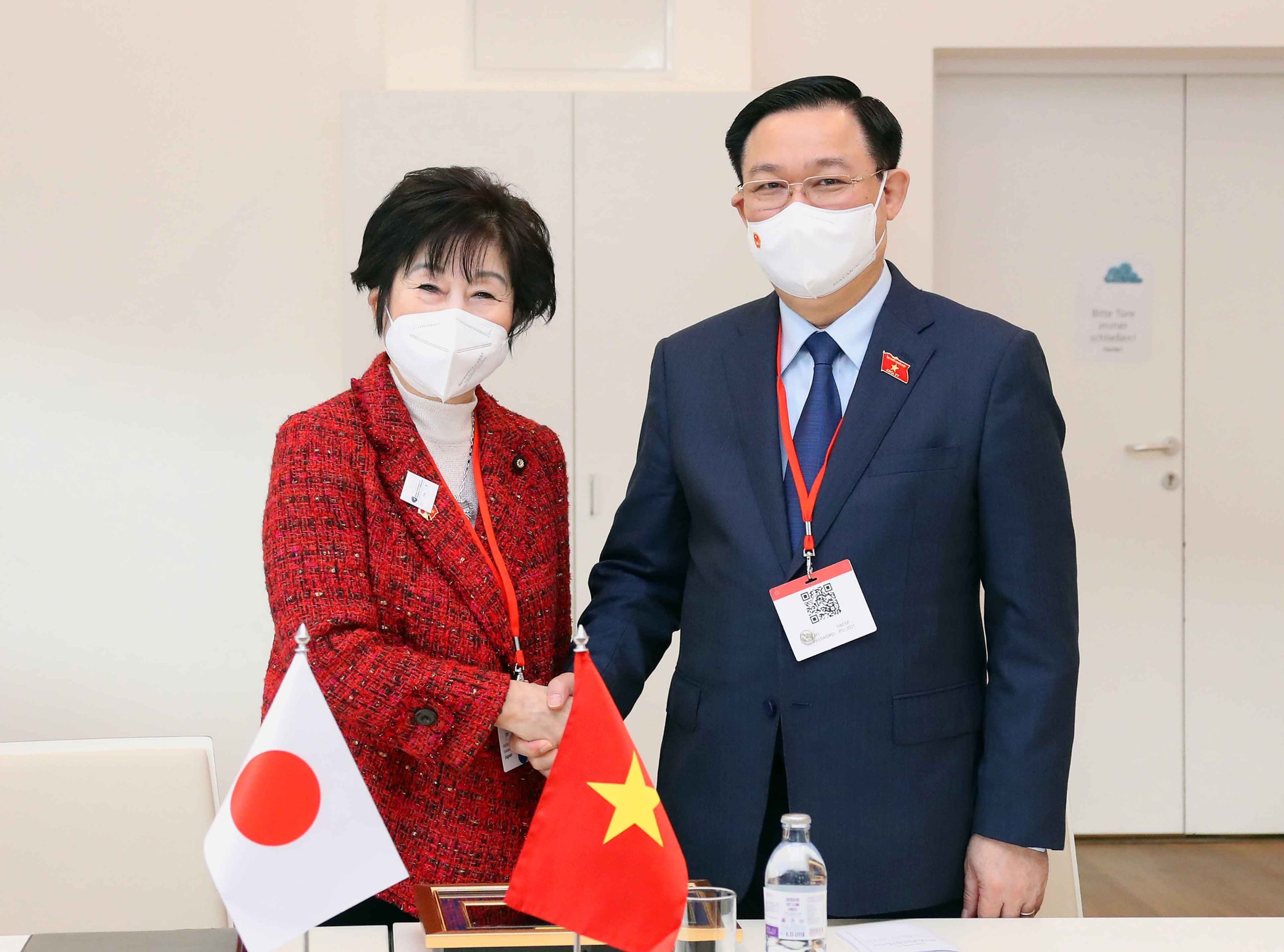 Chủ tịch Quốc hội Vương Đình Huệ và Chủ tịch Thượng viện Nhật Bản Santo Akiko khẳng định hai nước sẽ tiếp tục hỗ trợ nhau để cùng vượt khó khăn do đại dịch COVID-19 gây ra. Ảnh: VGP/Thành Chung