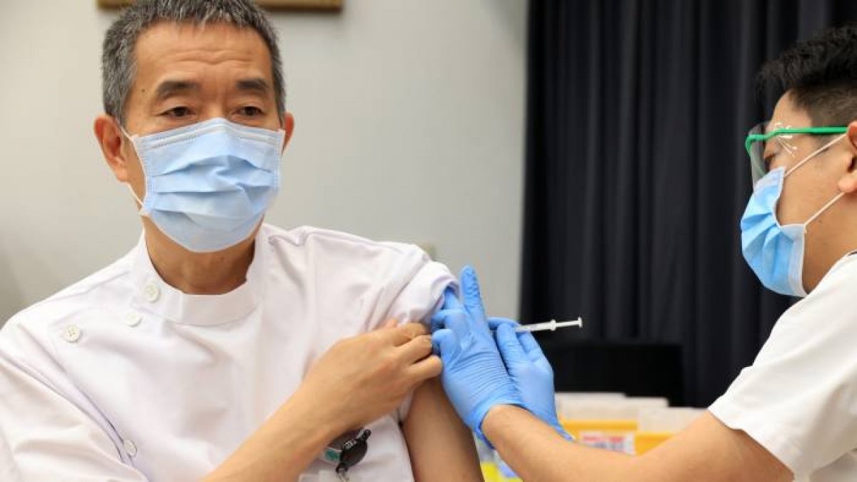 Nhật Bản không cần mua thêm vaccine ngừa Covid-19. Ảnh: FT
